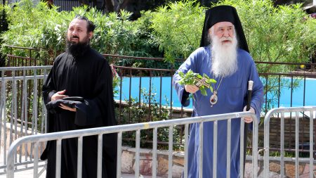 Γιώργος Μαζωνάκης – Ράγισε καρδιές ο επικήδειος του Μητροπολίτη Αλεξίου: «Γύρισε στην παλιά του γειτονιά»