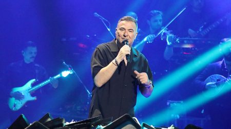 Αντώνης Ρέμος: Τι απαντά η παραγωγή της συναυλίας μετά τις αντιδράσεις για τη σκηνή γύρω από το άγαλμα του Μεγάλου Αλεξάνδρου