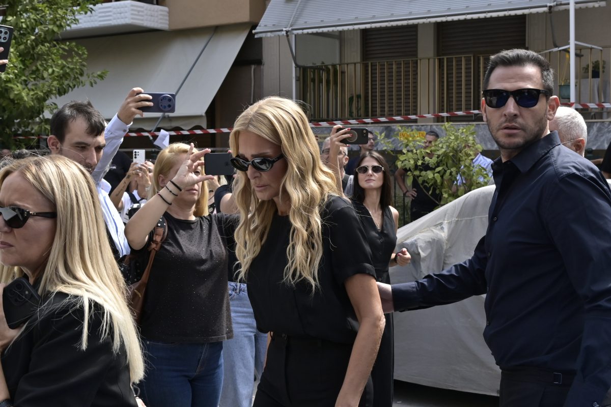 Στην Αγία Τριάδα της Νίκαιας η εξόδιος ακολουθία του Γιώργου Μαζωνάκη, που απεβίωσε στις 9 Σεπτεμβρίου σε ηλικία 54 ετών, έπειτα από ανακοπή καρδιάς Δευτέρα 14 Σεπτεμβρίου 2026 (ΜΙΧΑΛΗΣ ΠΑΠΑΝΙΚΟΛΑΟΥ