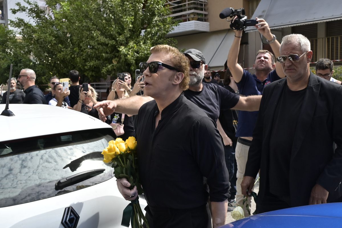 Στην Αγία Τριάδα της Νίκαιας η εξόδιος ακολουθία του Γιώργου Μαζωνάκη, που απεβίωσε στις 9 Σεπτεμβρίου σε ηλικία 54 ετών, έπειτα από ανακοπή καρδιάς Δευτέρα 14 Σεπτεμβρίου 2026 (ΜΙΧΑΛΗΣ ΠΑΠΑΝΙΚΟΛΑΟΥ
