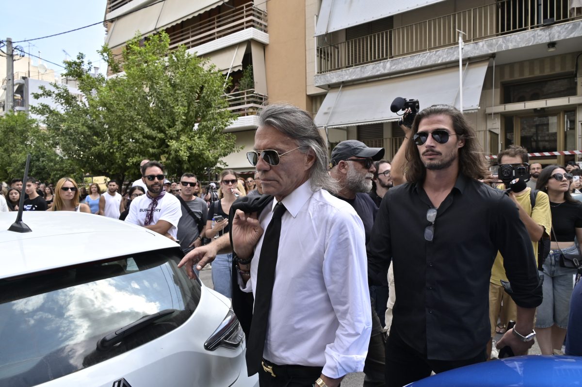 Στην Αγία Τριάδα της Νίκαιας η εξόδιος ακολουθία του Γιώργου Μαζωνάκη, που απεβίωσε στις 9 Σεπτεμβρίου σε ηλικία 54 ετών, έπειτα από ανακοπή καρδιάς Δευτέρα 14 Σεπτεμβρίου 2026 (ΜΙΧΑΛΗΣ ΠΑΠΑΝΙΚΟΛΑΟΥ