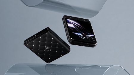 Motorola Razr: “Λάμπει” η μαύρη έκδοση με Swarovski