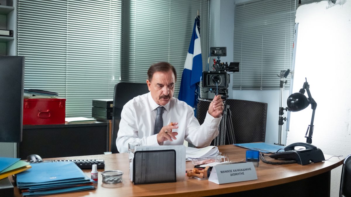dyo mavra poukamisa