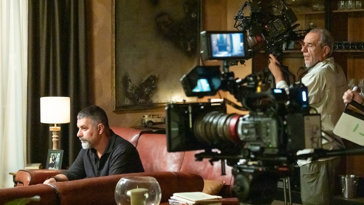 dyo mavra poukamisa