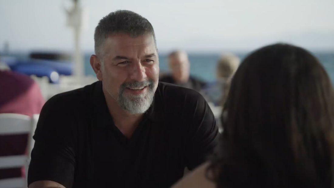Δύο μαύρα πουκάμισα