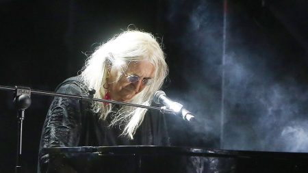 Νίκος Καρβέλας