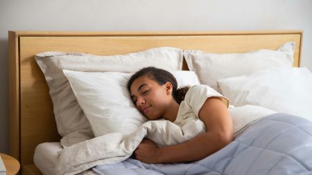 Beauty Sleep: Πώς ο ύπνος μετατρέπεται στο πιο δυνατό βήμα της ρουτίνας σου